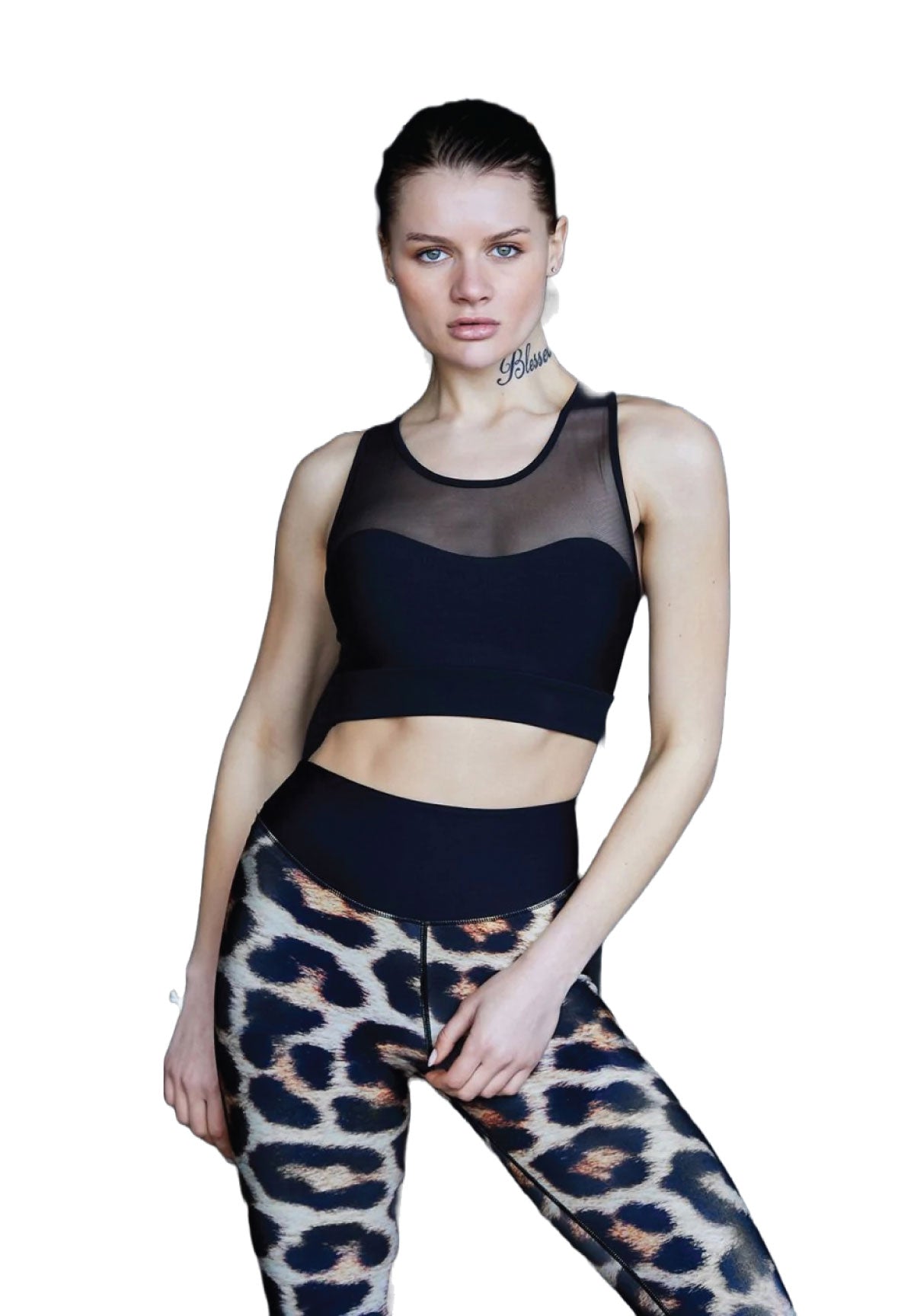 Individuell in einem schwarzen „199 Spor Bra Tulle“ von Lismina, gepaart mit Leoparden-Leggings auf weißem Hintergrund.